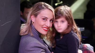 Ελεονώρα Μελέτη: Σπάνια φωτογραφία αγκαλιά με τη μικρή Αλεξάνδρα - Μαμά και κόρη μαζί στη θάλασσα