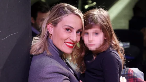 Ελεονώρα Μελέτη: Σπάνια φωτογραφία αγκαλιά με τη μικρή Αλεξάνδρα - Μαμά και κόρη μαζί στη θάλασσα