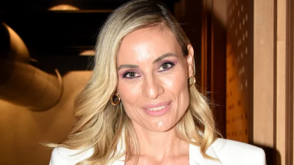 Ελεονώρα Μελέτη: Έφτασε στην κάλπη με εντυπωσιακή maxi φλοράλ φούστα - Η εμφάνισή της την ημέρα των Ευρωεκλογών 2024