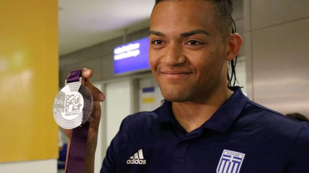 Εμμανουήλ Καραλής: Η άφιξη του στο Ελευθέριος Βενιζέλος με το ασημένιο μετάλλιο - «Πήγε πολύ καλά το ξεμάτιασμα όλων των Ελλήνων»