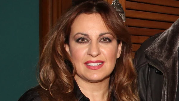 Ευαγγελία Μουμούρη: Ορκίστηκε στο δεύτερο πτυχίο της - Το πανό και το χειροκρότημα στην αίθουσα του Πανεπιστημίου