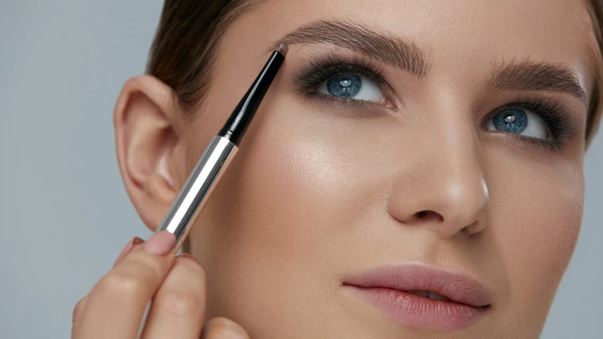 Αυτό το μολύβι φρυδιών - κοστίζει κάτω από 34 ευρώ - είναι πραγματικά top στην κατηγορία του για τέλειο brow look!