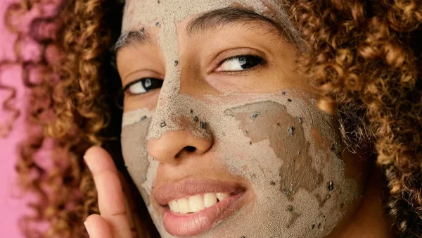 Μάσκα αργίλου: Πως θα την εφαρμόσεις σωστά για να μη σε αφυδατώσει