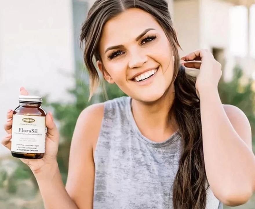 γυναίκα κρατάει το florasil της medmelon