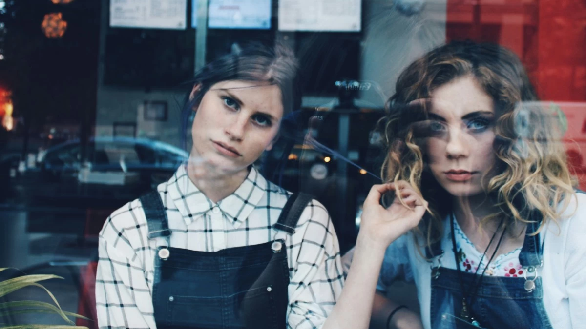 Οι Γαλλίδες φοράνε αυτά τα 2 "άκομψα" παντελόνια στη θέση του τζιν το καλοκαίρι