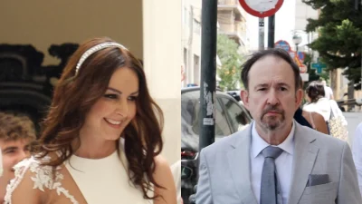 Γάμος Γιάννη Παπαμιχαήλ και Ελένης Κολτζή: Το νυφικό με το άνοιγμα στα πόδια και τη δαντελένια λεπτομέρεια στον ώμο - Η αγκαλιά στο δημαρχείο λίγο πριν υπογράψουν