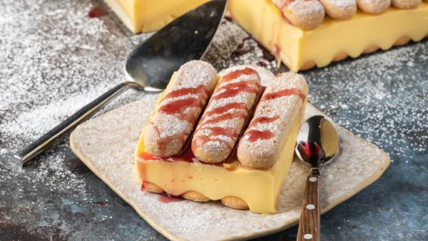 Για όσους ξέρουν να τρώνε: Πανεύκολο γλυκό ψυγείου με σαβαγιάρ και τυρί κρέμα