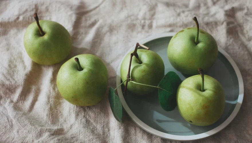 πράσινα μήλα μέσα σε μπολ
