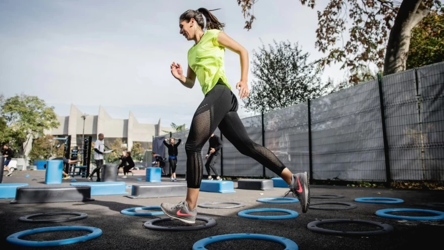 γυναίκα γυμνάζεται σε εξωτερικό χώρο