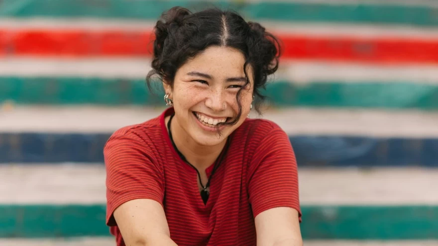 κορίτσι που χαμογελάει ευτυχισμένο