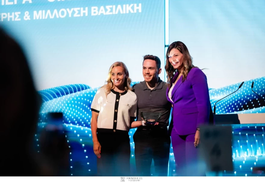 Απονομή βραβείου στο Λευτέρη Πετρούνια και στη Βασιλική Μιλλούση από τη Σοφία Ζαχαράκη