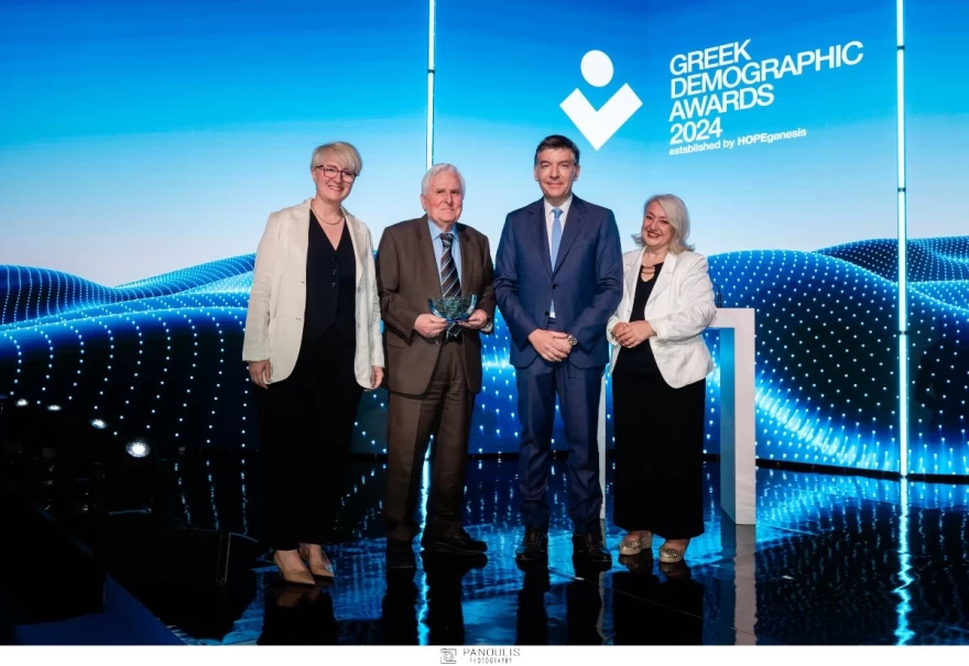 Απονομή βραβείου στην Ανωτάτη Συνομοσπονδία Πολυτέκνων Ελλάδος 