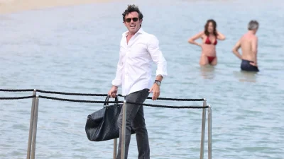 Ηλίας Κρασσάς: Στη Μύκονο ο σύζυγος της Βίκυς Καγιά - Η κίνησή του όταν είδε τον φωτογράφο