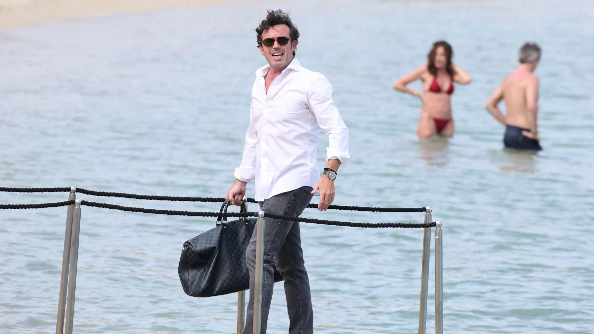 Ηλίας Κρασσάς: Στη Μύκονο ο σύζυγος της Βίκυς Καγιά - Η κίνησή του όταν είδε τον φωτογράφο