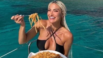 H Ιωάννα Τούνη πόζαρε σε χλιδάτο σκάφος στη Μύκονο με το πιο απροσδόκητο μπικίνι