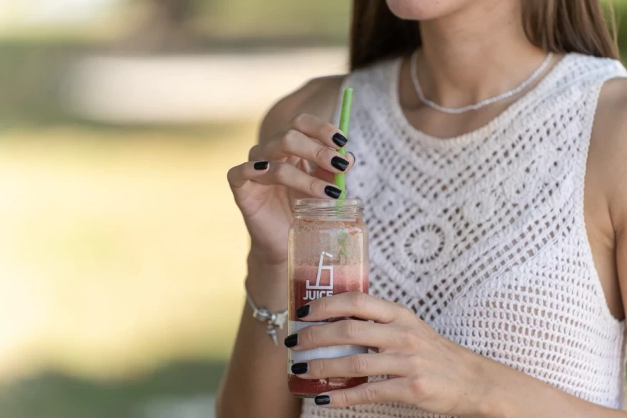 γυναίκα πίνει juice box