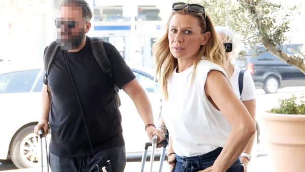Κατερίνα Καραβάτου: Κατέφθασε εντυπωσιακή στο αεροδρόμιο - Η αναχώρησή της για τα γυρίσματα του Power of love