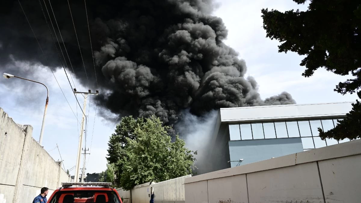 Έκρηξη Κάτω Κηφισιά: «Δεν έχει καταφέρει να μιλήσει με τον σύζυγό της» - Ποια είναι η σύζυγός του ιδιοκτήτη εργοστασίου που ξέσπασε η φωτιά