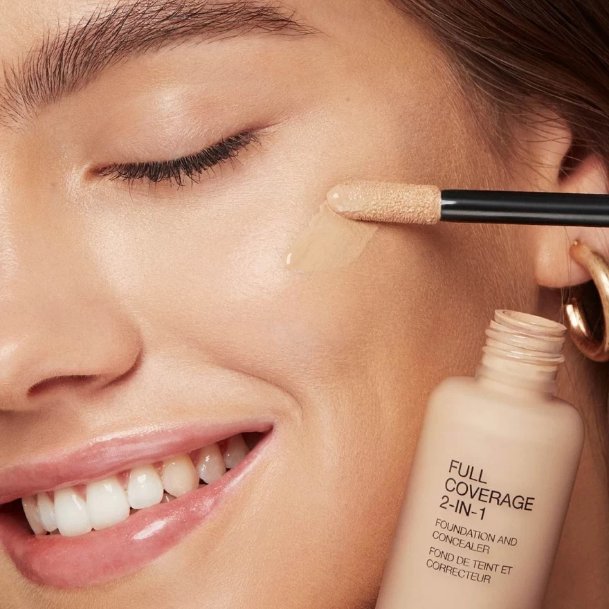 Εφαρμογή του foundation Kiko Milano στο πρόσωπο