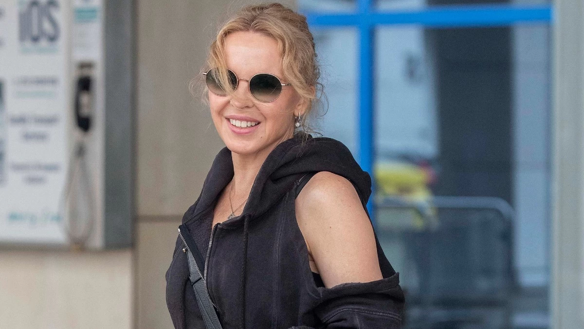 Kylie Minogue: Incognito στη Μύκονο η διάσημη τραγουδίστρια – Τα χιουμοριστικά στιγμιότυπα και τα λαχταριστά φαγητά που δοκίμασε