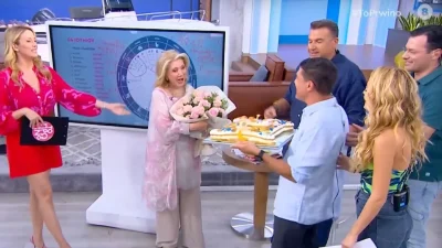 Λίτσα Πατέρα: Η έκπληξη για τα γενέθλιά της στο πλατό του Πρωινού - Η τούρτα υπερπαραγωγή και η τεράστια ανθοδέσμη