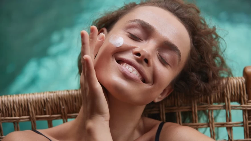 γυναίκα που εφαρμόζει κρέμα στο πρόσωπο