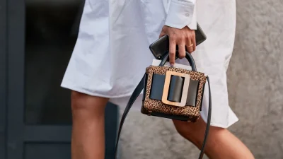 Μισή ζώνη: Ποιο είναι αυτό το παράξενο micro-trend που θα πρωταγωνιστήσει στα looks των επόμενων μηνών;