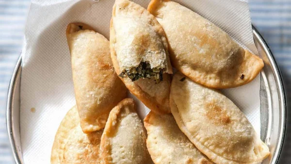 Μοναστηριακά μαραθοπιτάκια στο τηγάνι - Εύκολη συνταγή με μάραθο, σπανάκι και λίγα ακόμα υλικά