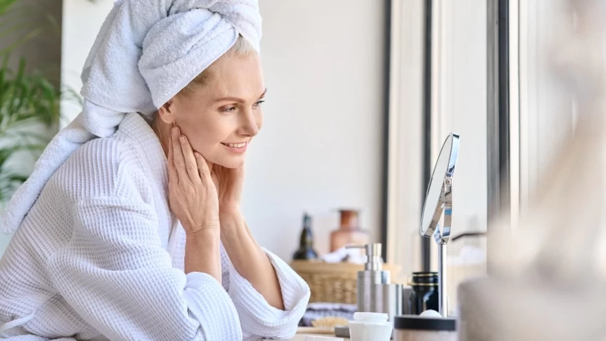 γυναίκα περιποιείται την επιδερμίδα της