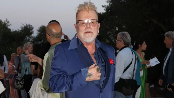 Ο Νίκος Αποστολόπουλος σε βραδινή του έξοδο