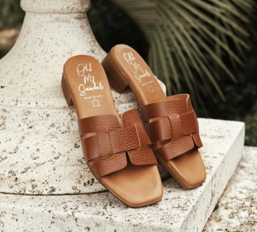 καφέ σανδάλια