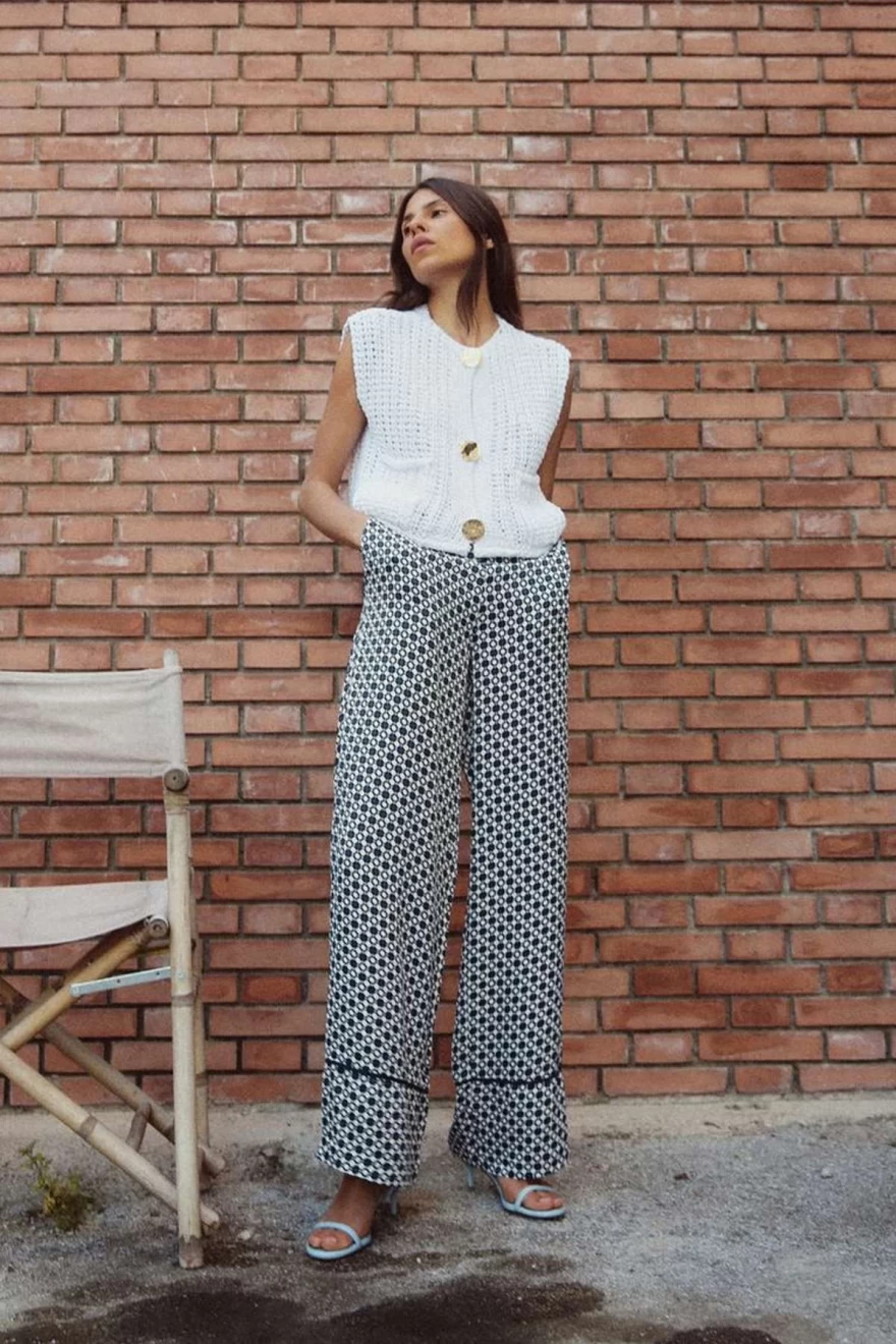 φαρδύ εμπριμέ παντελόνι zara