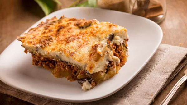 Η κλασική και πατροπαράδοτη συνταγή μουσακά - Πως η μελιτζάνα και η πατάτα θα "λιώνουν" στο στόμα σου