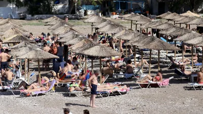 Παραλίες Αττικής: Απλησίαστες οι τιμές - Πόσο κοστίζουν ξαπλώστρες, σνακ και είσοδος σε πολυφημισμένα μαγαζιά