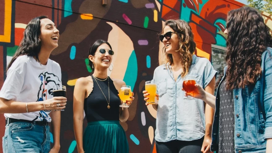 παρέα ανθρώπων μαζεμένοι