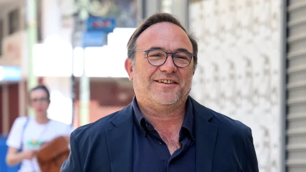 Πέτρος Κόκκαλης: Με την κούκλα κόρη του, Σοφία, από τον πρώτο του γάμο στο εκλογικό κέντρο - Με λευκή φούστα και κοντό μπλουζάκι η 24χρονη