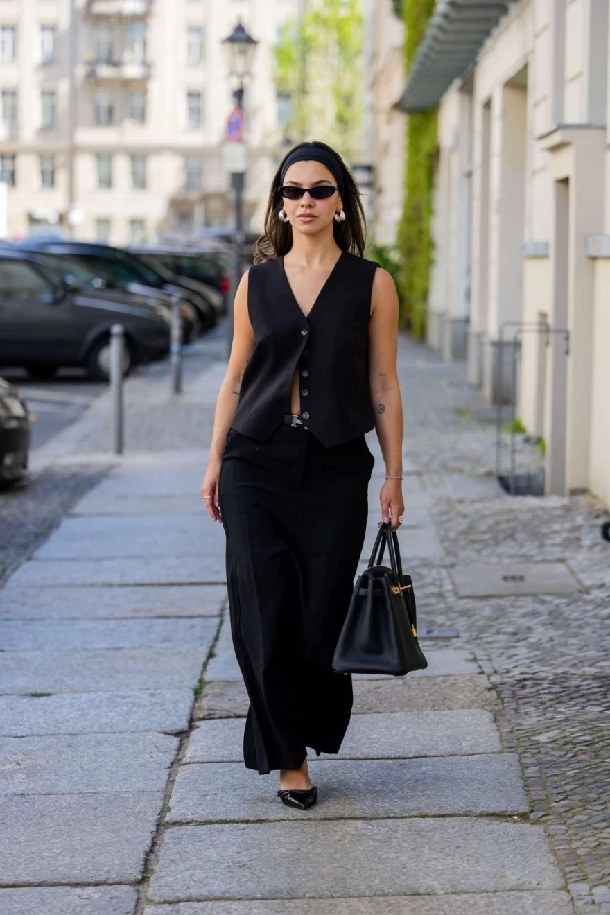 γυναίκα με γιλέκο και μάξι φούστα