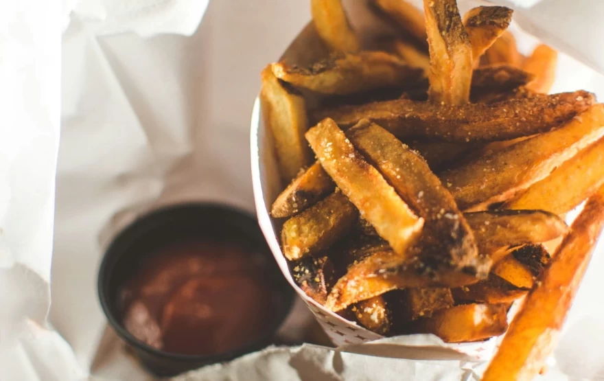 τηγανητές πατάτες με κέτσαπ