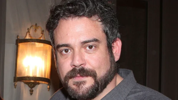 Πυγμαλίων Δαδακαρίδης: Γοητευτικός, μελαχρινός με μουστάκι - Αυτός είναι ο μικρός αδερφός του ηθοποιού