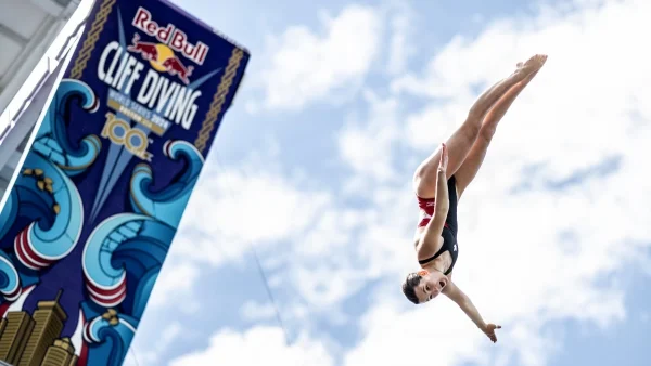 Το Red Bull Cliff Diving World Series κλείνει τα «100»: Μετά τη Λίμνη Βουλιαγμένη έρχεται η σειρά της Βοστώνης!