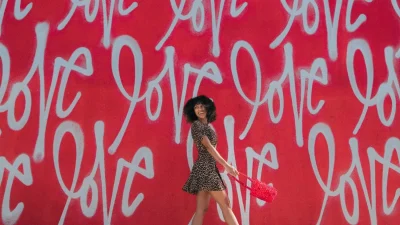 Κόκκινα παπούτσια: 8 ασυνήθιστοι τρόποι για να τα φορέσεις το καλοκαίρι