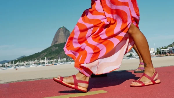 Τα κόκκινα σανδάλια είναι οι "πρωταγωνιστές" του καλοκαιριού - 10 στυλ για να φοράς τους επόμενους μήνες