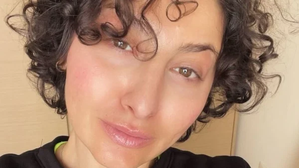 "Τσακίζει κόκαλα" η Ρεγγίνα Μακέδου: «Κάτι που δεν βλέπετε πίσω από αυτό το χαμόγελο είναι...»