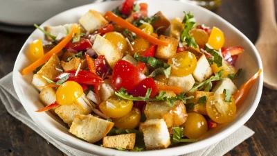 Panzanella: Πως φτιάχνεται η δροσερή σαλάτα Τοσκάνης - Ότι πρέπει για τις ζεστές ημέρες που διανύουμε