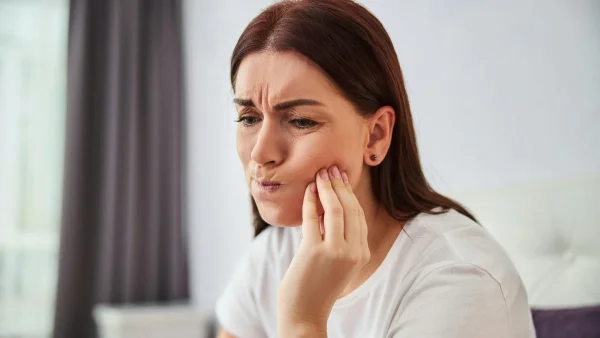 Eυαίσθητα δόντια; Έτσι θα μειώσεις αισθητά τους ανεπιθύμητους πόνους!