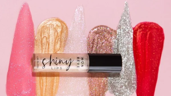 Shiny lips: Tα δημοφιλή ενυδατικά lip gloss τώρα και σε party edition αποχρώσεις!