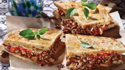 Θα σας θυμίσει σουβλατζίδικου: Σπιτική σκεπαστή με γύρο χοιρινό και λαδόπιτα