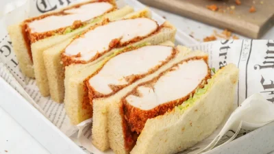 Το πιο νόστιμο και γρήγορο σνακ για την παραλία - Σάντουιτς με σνίτσελ κοτόπουλο και σως από την "καρδιά" της Ιαπωνίας