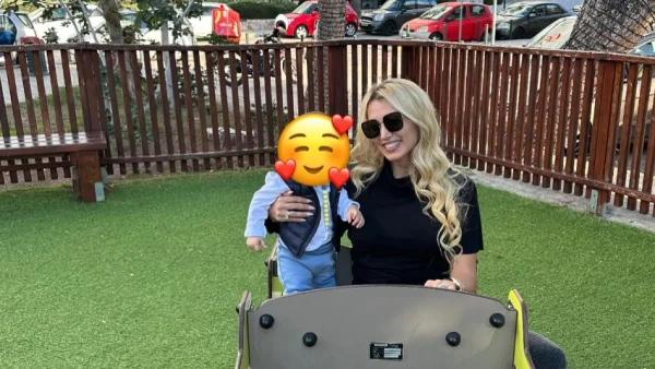 Κωνσταντίνα Σπυροπούλου: Στην παραλία λίγο πριν γεννήσει - Έπαιζε με τα κουβαδάκια ο μικρός Βλάσσης