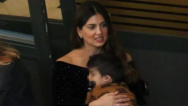 Σταματίνα Τσιμτσιλή: Χαλαρή στην παραλία με παρεό - Τρυφερές στιγμές στη θάλασσα με τον γιο της, Γιάννη